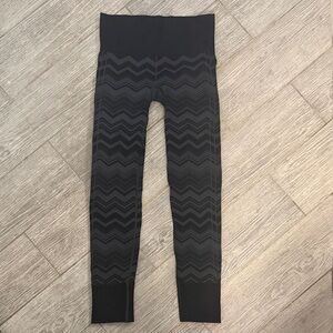 Lululemon ebb to street- sz 4